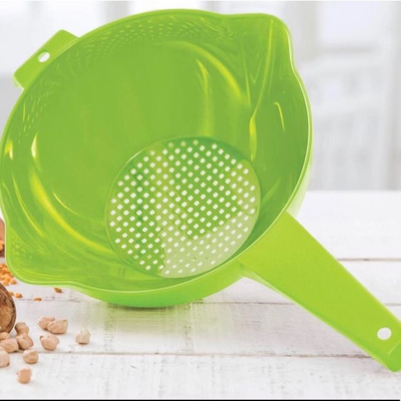 Tupperware Small 1 Quart Colander with Handle - Picture 2 of 12